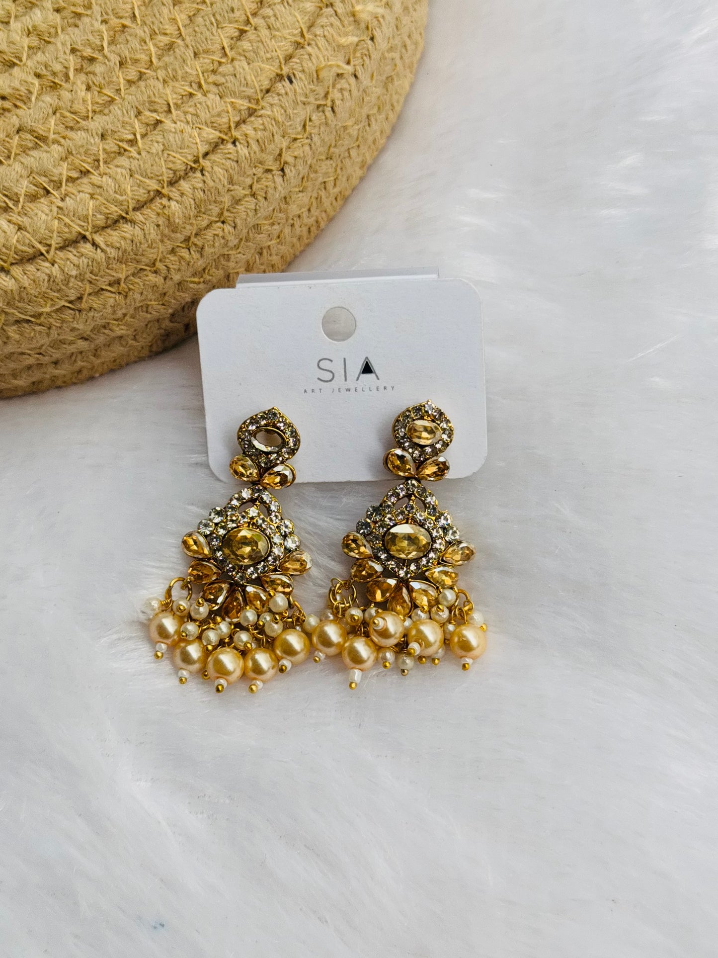 Pearl charm earring