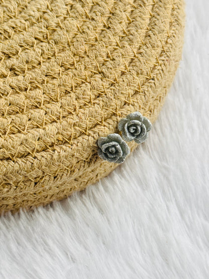 Mini rose stud