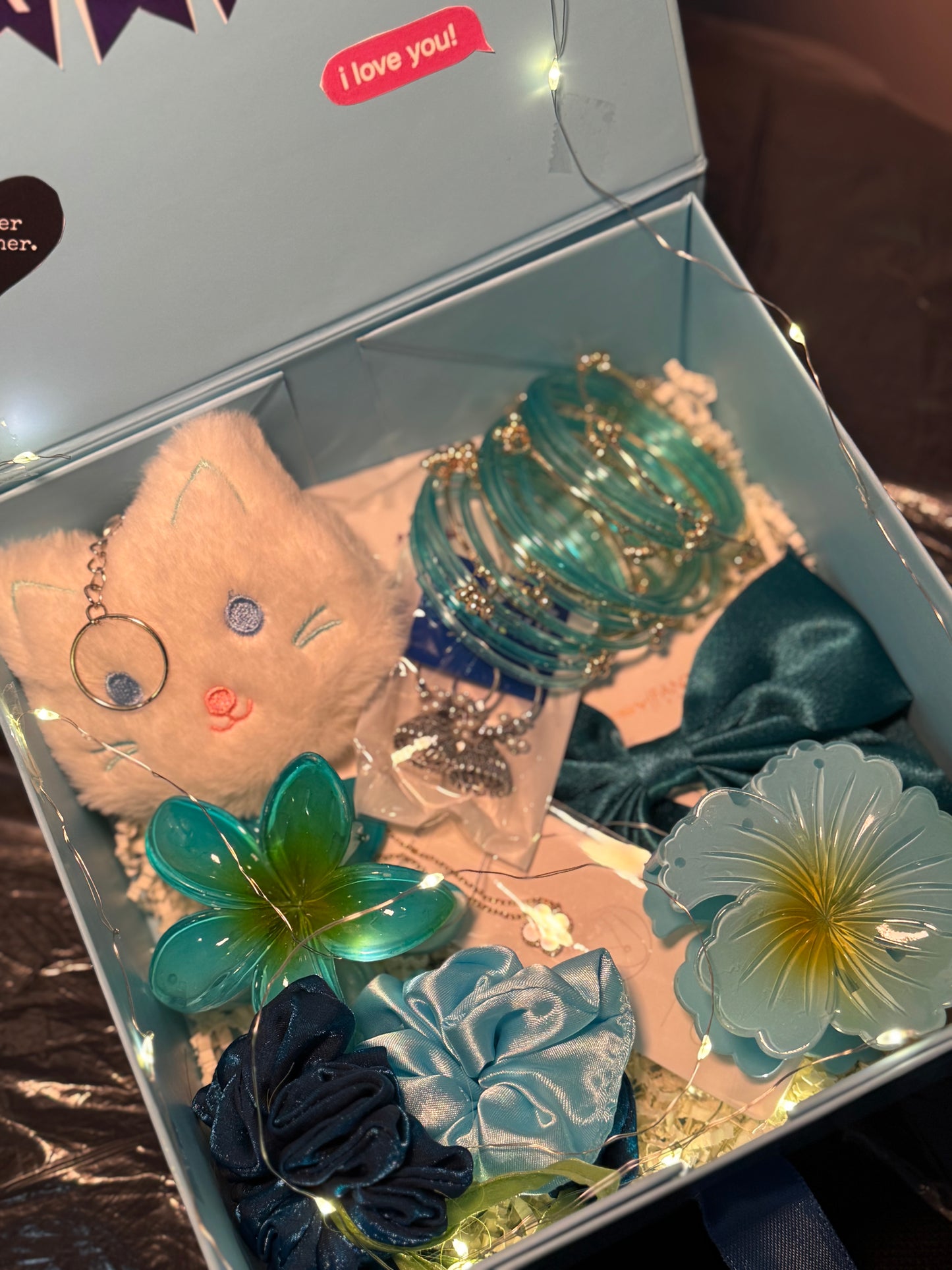 Blue hamper